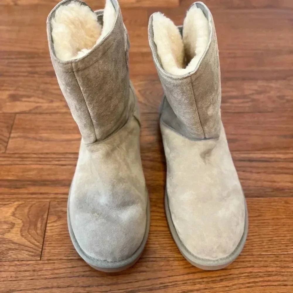 UGG Light Gray Buckle Women’s Boots Sz 9